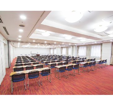 最大シアター型で２４０名収容可能です。

お客様の用途に合わせてレイアウトさせていただきます。

パーティー利用から展示会・セミナー・説明会など様々な用途でご利用いただけます。