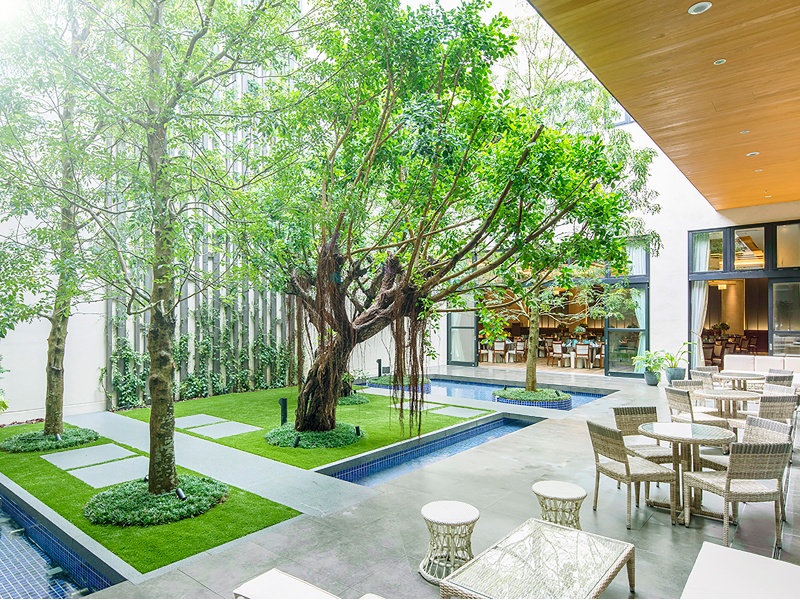 レストランから繋がる緑あふれる中庭