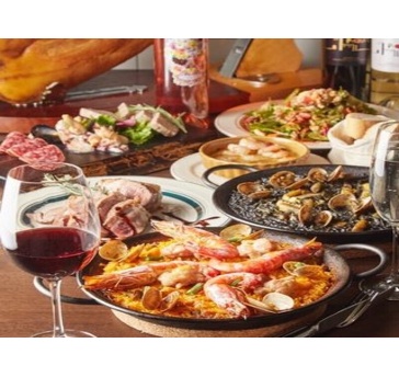 【新カラオラコース・料理のみ】￥4,400（税込み）選べる具沢山パエリアやとろける脂が魅力的なイベリコ豚をお楽しみください。（飲み放題メニューは別にご用意がございます）