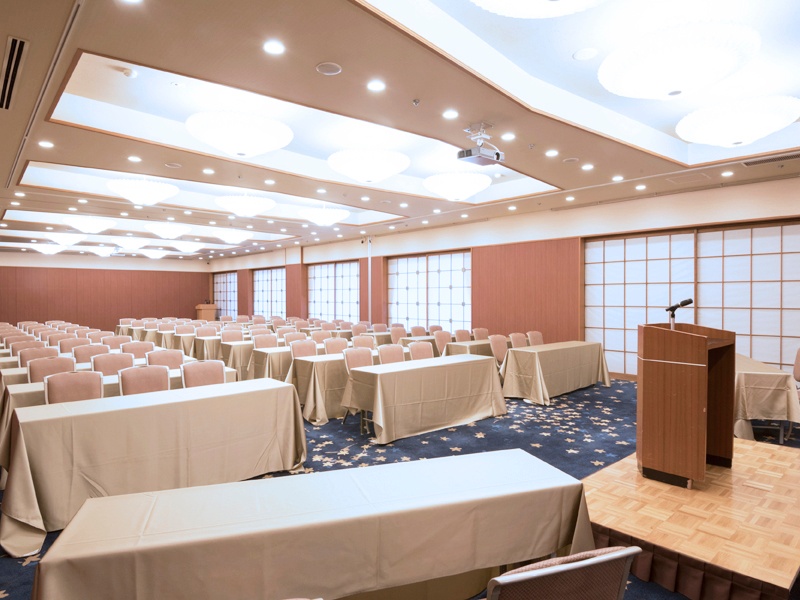 会議室『平安』（分割利用可）
面積：197㎡
最大、スクール形式で80名様までの会議が可能です。
会場はwi-fi利用可です。