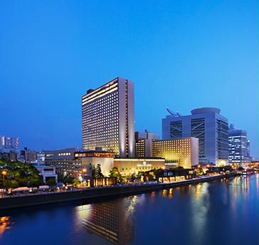 「水の都　大阪」を象徴する中之島に立地。
大阪の迎賓館として皇室をはじめとする国内外の賓客をおもてなし。

アクセスは、京阪電車「中之島」駅直結、JR「大阪」から無料送迎バス運行（約10分）。大阪国際会議場（グランキューブ大阪）に隣接。