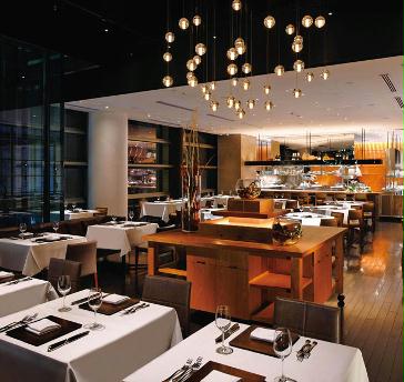 【Salvatore Cuomo Bros.】
着席:80名　立食:120名
集いの夜をさらに豊かなものにしてくれるラグジュアリーなパーティスペース。大切なビジネスディナーに、お仲間同士での楽しいパーティに、幅広くご利用いただけます。