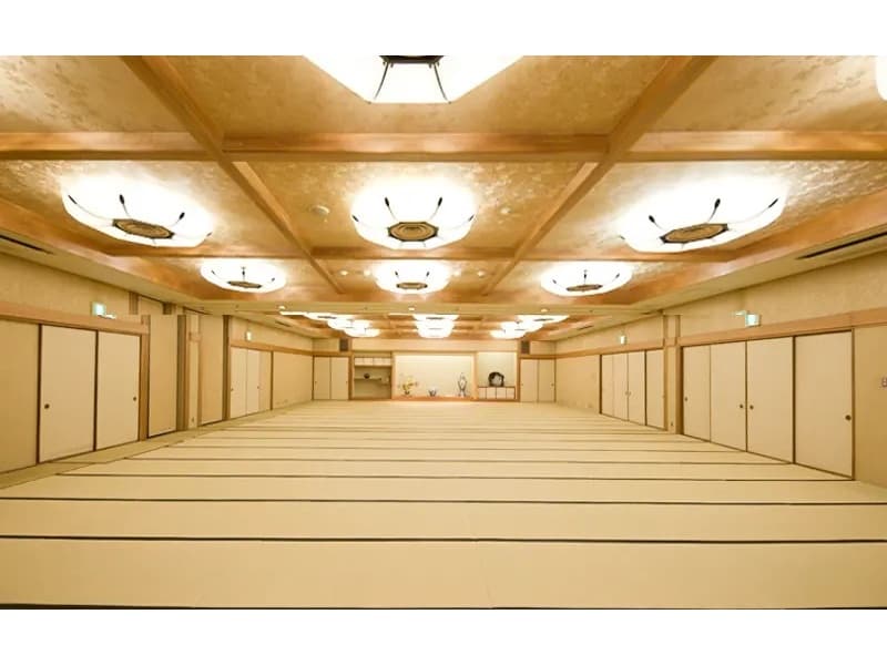 【本館2階】松柏の間②
座敷でゆっくり大広間　忘新年会・カラオケ大会などにも人気の会場