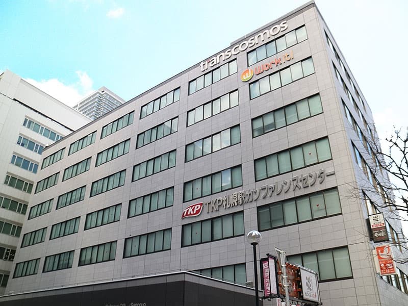 札幌駅から徒歩2分。札幌市営地下鉄さっぽろ駅16番出口徒歩1分の好立地。
※現在は建物の外観が灰色になっています。
　ご注意ください。
