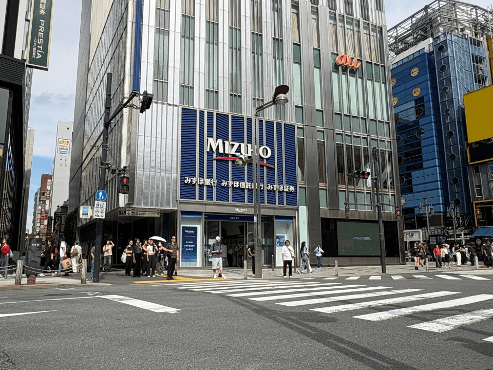 みずほ銀行の左側にビルへの入口があります。そちらまっすぐ進み、突き当たりのエレベーターで4Fへお越しください
