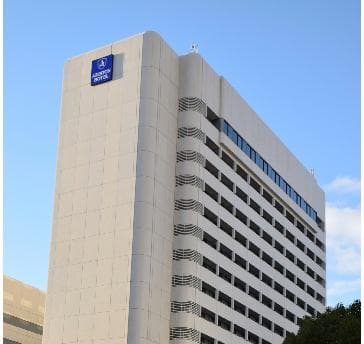 ポートライナー「みなとじま」駅より徒歩5分。空と海と、そして「ひと」に一番近いホテルです