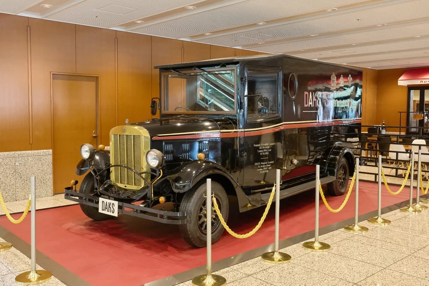 三共生興を象徴するDAKSバンを展示。待ち合わせの目印にも。