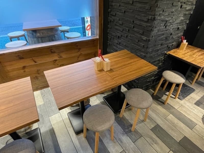 親しみのある串焼きや煮込み料理にイタリアンのエッセンスを加えた、下町の酒場料理をリーズナブルにお楽しみください。