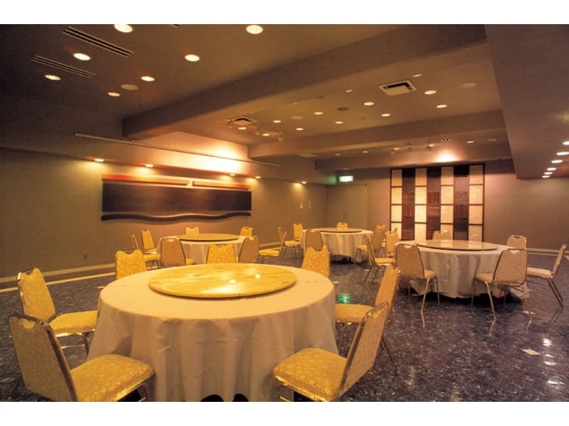 「海の間」は、1階にあるレストラン「YUUYOO TERRACE KUSHIRO」の横に位置する中規模会場。波をモチーフにしたオブジェが印象的なスタイリッシュな会場です。会議で80名様、宴会で60名様収容可能です。