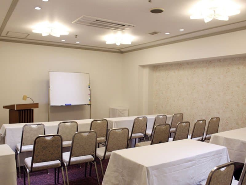 地下　葵の間
小人数での会議・懇親会等にてご利用頂けます。
使用用途により、１～１５名様位まで可能です。