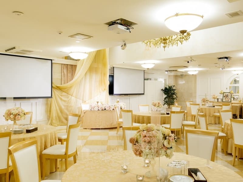 アンバサドゥール／5階
専用ホワイエ付きの会場で大人のスイート&エレガントパーティ！
着席：〜150名／立食：〜180名