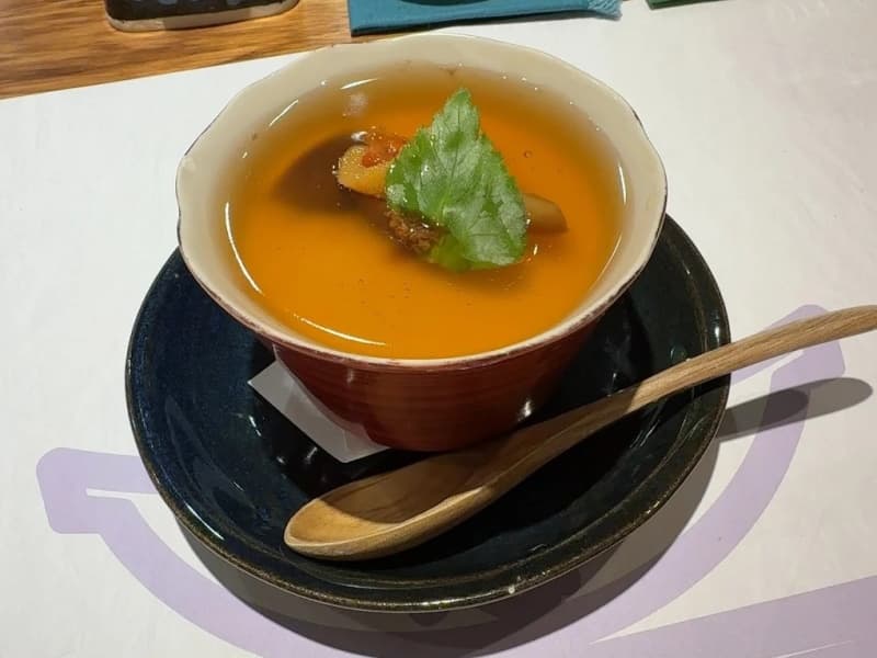 旬の食材を丁寧に使用し、なめらかで深みのある味わいに。素材の甘みと旨味が凝縮された、体に染み渡る一椀です。