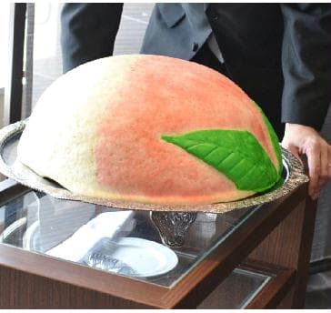 【東天紅特製巨大桃まんじゅう】
18,150円～（税サ込・20名様以上から承ります）
長寿のお祝いや結婚祝いのサプライズプレゼントにもおすすめ♪