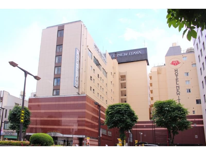 宇都宮市の大通りに面した地域密着型のホテルです。宇都宮駅西口から真っ直ぐ大通りを進んで頂き、徒歩約６分程の交差点付近に御座います。