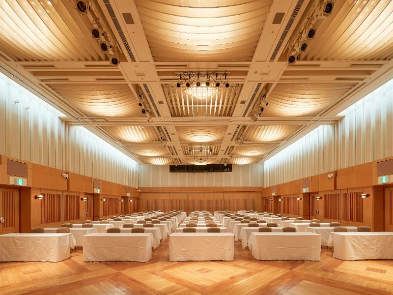 3F SAKURA HALL（サクラホール） 417㎡
スクール形式 1卓2名掛：150名様／1卓3名掛：234名様

天井高5.8メートルのゆったりと解放感のあるバンケットルーム。可動式のステージやスクリーン、収納式の座席でフレキシブルな構造になっています。