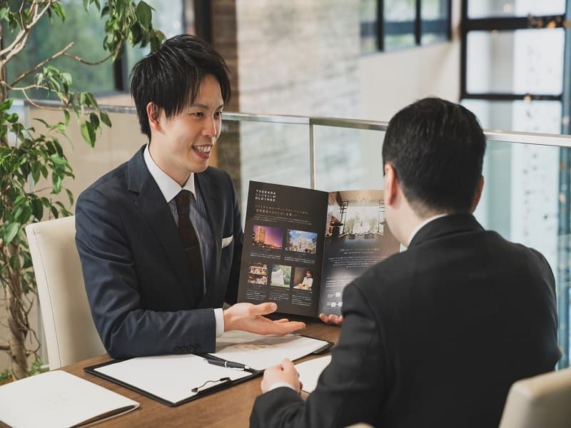 【プロのスタッフがご案内】
当館専属のパーティープロデューサーが、親切丁寧に対応いたします。
少しでも気になることがございましたら、ご遠慮なくお問合せくださいませ。