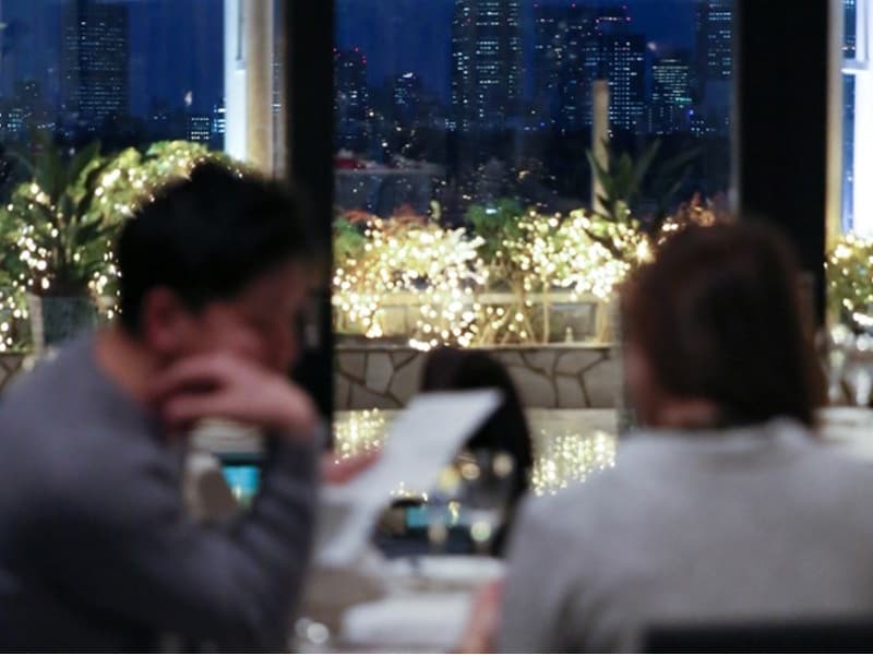 【ザ・レギャントーキョー　内観】
大きな窓から臨むのは西新宿。絶景を眺めながら大切な仲間たちと過ごす一時は、忘れられない思い出になるでしょう。