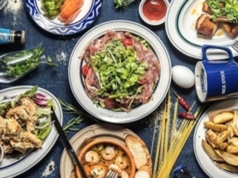 シェフ自慢の料理が一堂に集まる、華やかなテーブル