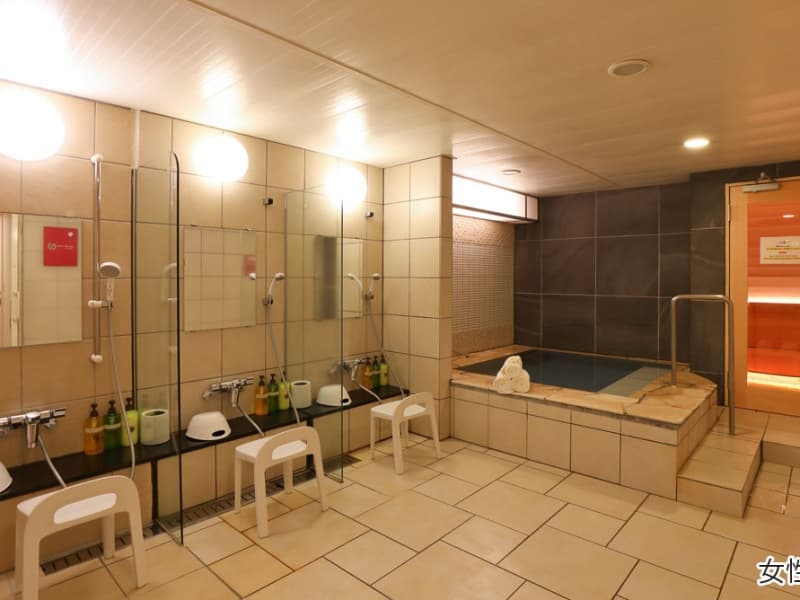 「女性大浴場」
当ホテルでは男女別の浴場をご用意しております。
お部屋に備え付けのバスでは疲れが取れないという方は、足を伸ばしてゆっくり寛げる大浴場をご利用下さい。