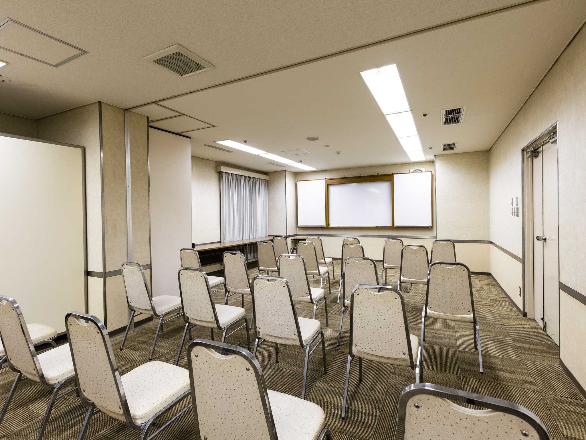 こちらは、2階の会議室でございます。
最大40名様までご利用いただけます。