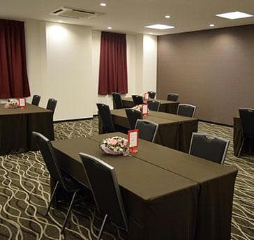 大小バリエーション豊富な会場を８室用意！
応接室もありますので大事なゲストの控え室としても御利用いただけます。