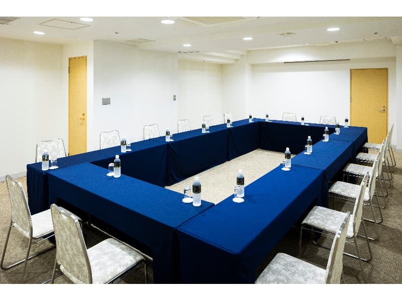 ■クリスティーナ
宴会収容人数：着席20名・立食30名
会議収容人数： 
[スクール]
2名掛け20名・3名掛け30名
[ロの字]
2名掛け16名・3名掛け24名
[シアター] 60名