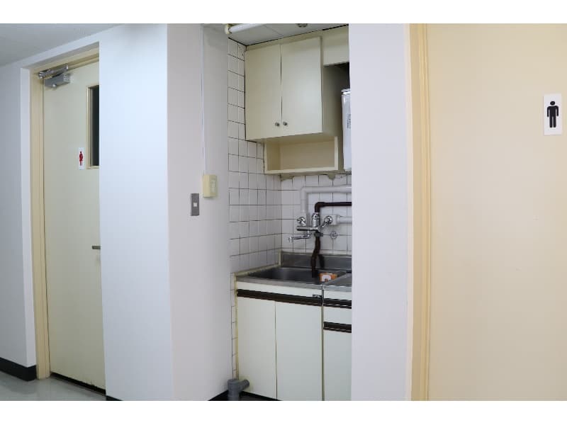 男性トイレと女性トイレの間には流し台があります。手洗い場としてご利用ください。