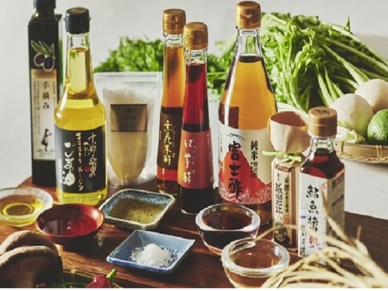 【こだわり】
食生活を豊かに彩る心とからだに優しい贈り物。
厳選されたこだわりの調味料の数々、化学調味料を一切使用せず安心安全なお料理を提供いたします
