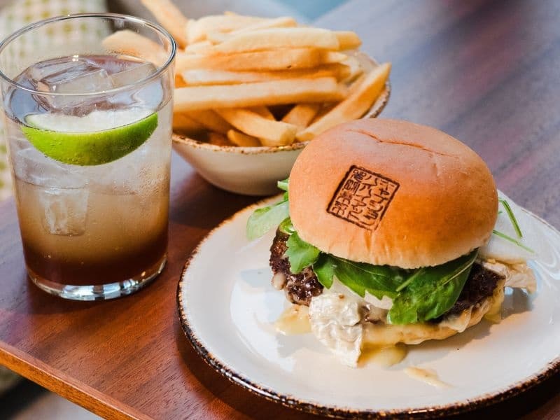 ハンバーガー各種、コーヒー・ソフトドリンクメニュー充実
