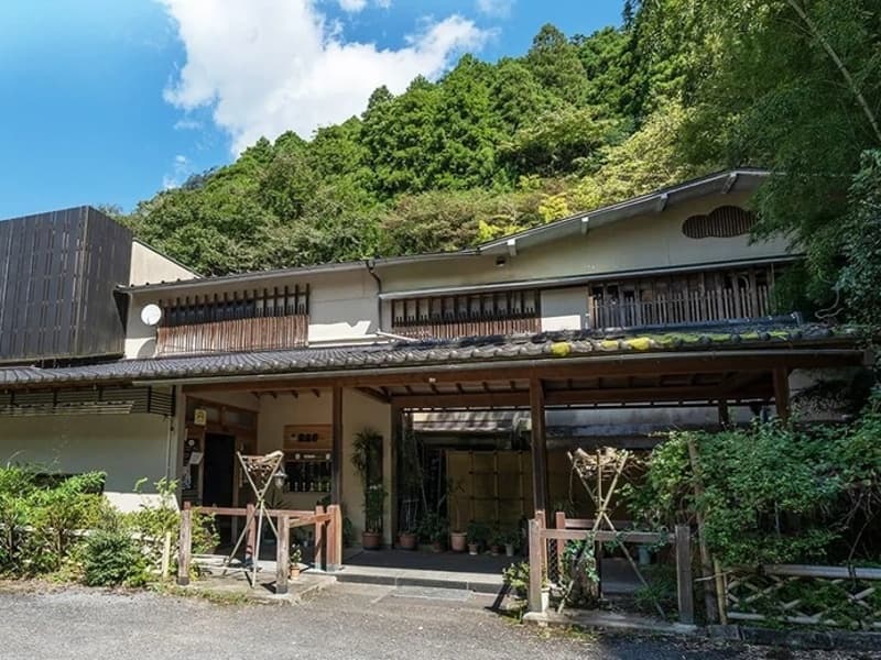 「信玄の隠し湯」として知られる中川温泉。
美肌効果が期待される柔らかな温泉に、
山川の恵みを使ったお料理で心づくしのおもてなし。
川のせせらぎや山里の豊かな景色を楽しみながら
心潤うひとときをお過ごしください。