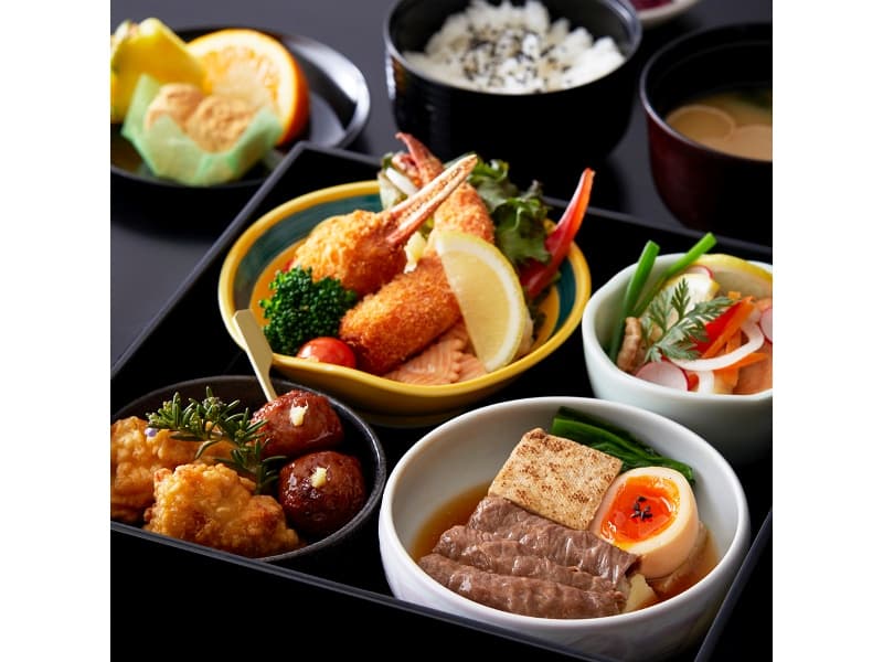 ■お弁当スタイル①
料理サービス時のホテルスタッフとお客様との接触機会を極限まで減らした食事スタイル。提供するタイミングも宴席内容にあわせて臨機応変に対応いたします。（新型コロナ感染症対策）