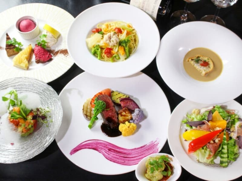 旬の有機野菜とA5和牛を彩り豊かに盛り付けた季節のコース料理。自社農園から届く新鮮素材で仕上げた、見た目も華やかなイタリアンコースです。