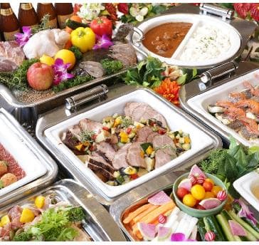 シェフ自慢の旬鮮ビュッフェ料理！
系列レストランのシェフが手がける、世界各国の料理を用いた創作料理をビュッフェスタイルで提供。質、ボリュームとも自身ありです！