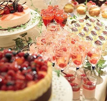 結婚式でも人気のデザートビュッフェの演出♪