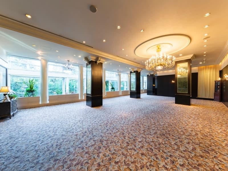 ■ステラマリス
シックで落ち着いたトーンの広間に、クラシカルな調度品や優美な絵画、豪華なシャンデリアなどをしつらえた、ラグジュアリーな空間。窓からは「中自然の森」の緑をのぞみ、暖かな光に包まれます。