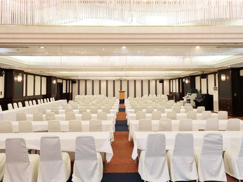 叙勲・褒賞授与祝賀会等のおめでたい記念行事にも対応できる会場の広さと設備を完備