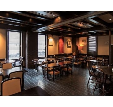 「北ホテル」２階にある「レストラン窯」は、朝7:00〜20:00まで、朝食会場・ランチ・夕食をご提供しております。 宴会会場としては最大50名様程度まで収容可能です。カウンター席・小上がり席もご用意しておりますので、シーンに合わせてご利用いただけます。