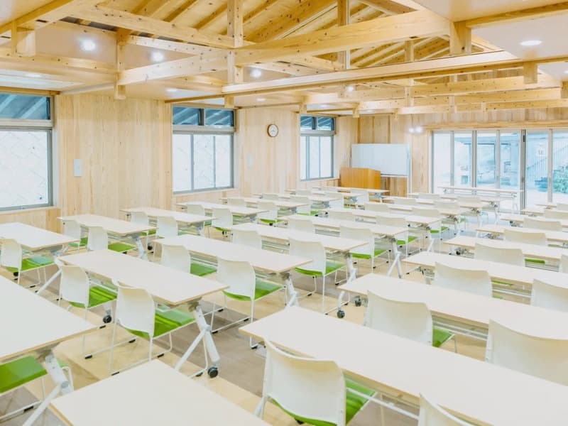 【会場：研修室（センターハウス）】
仕切り扉で２区画に分けて利用することもできますので、お問い合わせください。