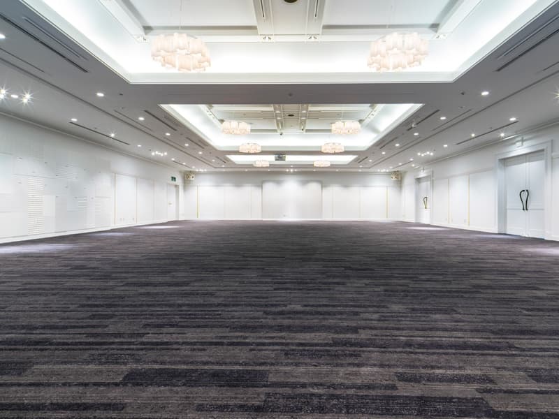 中宴会場【BALLROOM 05】着席パーティは最大240名、スクール形式は最大200名、シアター形式は最大350名収容可能。
