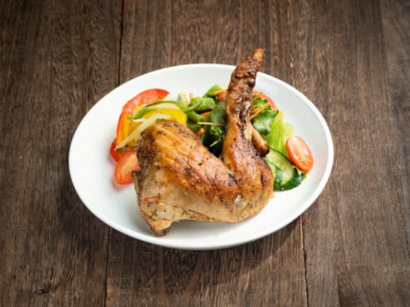 【アチェケ】チキン or フィッシュ。コートジボワールの伝統料理。発酵キャッサバを蒸した「アチェケ」西アフリカの人気メニュー 。
