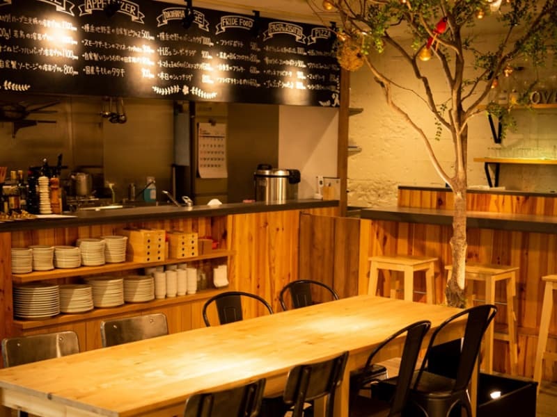 店内にはおしゃれなシンボルツリーが配置されており、落ち着いた空間を演出。