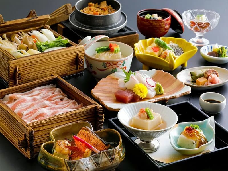 【お料理例】
熟練の料理人が誠心誠意を込めて一品一品つくりあげたお料理をお楽しみください。