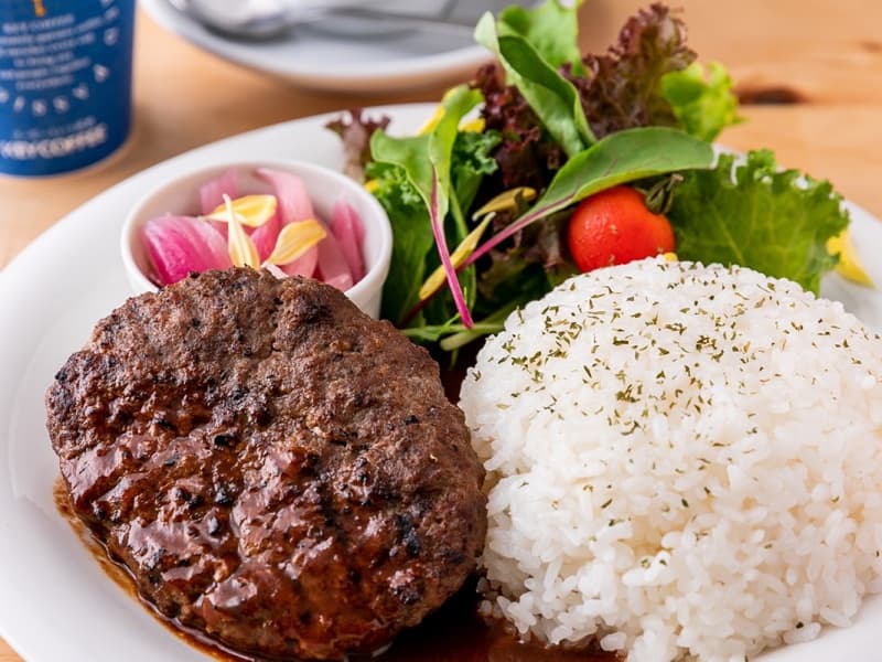 ランチメニューには、溶岩焼きと横浜地野菜のワンプレートをご用意しております。