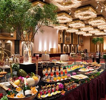 4階大宴会場「飛翔」
浅草ビューホテルで最大の規模と華やかさを誇る大宴会場。ゆとりある天井、華やかにきらめく照明、そして輝きを放つシャンデリア…。そのすべてがご宴会の雰囲気をいっそう盛り上げます。
