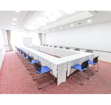 最大シアター型で８０名収容可能です。

お客様の用途に合わせてレイアウトさせていただきます。

「会議・研修・セミナー・展示会・パーティー等」、様々なニーズに合わせてご利用いただけます。