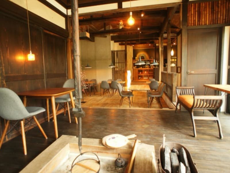 お洒落で歴史を感じる店内
47席(屋内27席 / ウッドデッキ20席)
着席時 ：30人　立食時 ：40人