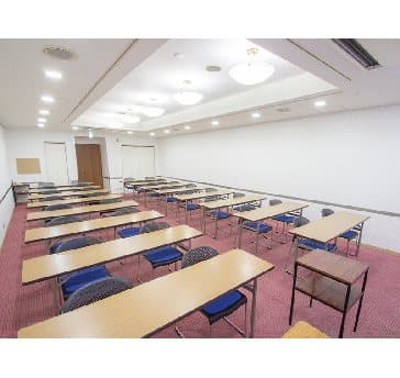 最大シアター型で８０名収容可能です。

お客様の用途に合わせてレイアウトさせていただきます。

「会議・研修・セミナー・展示会・パーティー等」、様々なニーズに合わせてご利用いただけます。