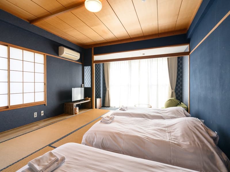 【客室】
モダンレトロで落ち着きのあるブルーを基調としたお部屋です。