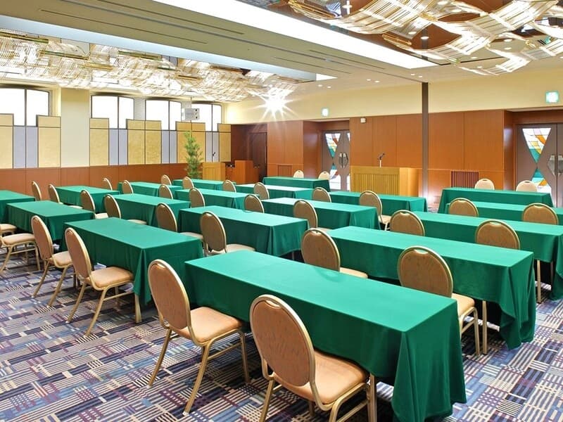 【桂の間】
目的に応じた様々な会議に最適な空間をご提供いたします。