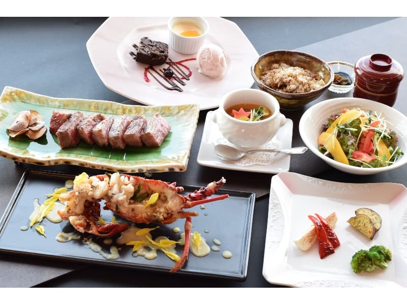 徹底した素材へのこだわり。鉄板焼きで味わう肉料理の魅力、新鮮な魚介もおすすめ。


